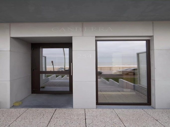Public Area 4, Beachfront Bliss with Parking, West-Vlaanderen