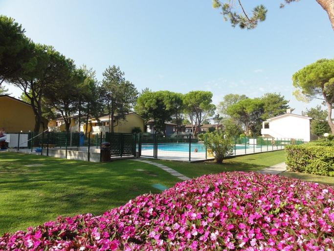 Swimming pool 5, Villa with shared pools and garden, Venezia