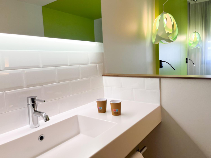 Bathroom 4, ibis Styles Nimes Gare Centre, Gard