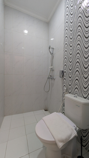 Bathroom 5, Kazumi Guest House 01, Malang