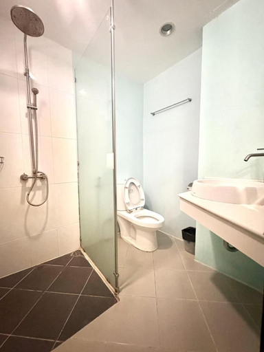 Bathroom 4, Romeo Palace Hotel, Pattaya