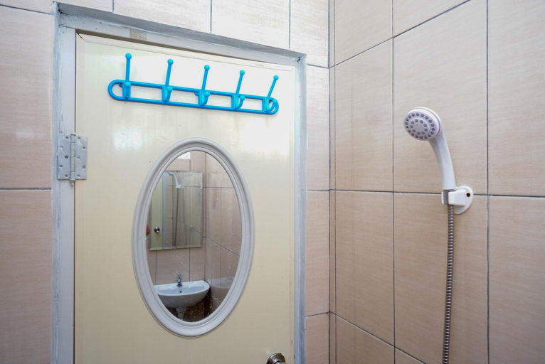 Bathroom 3, Urbanview Hotel Mountain Palace Kopeng by RedDoorz, Semarang