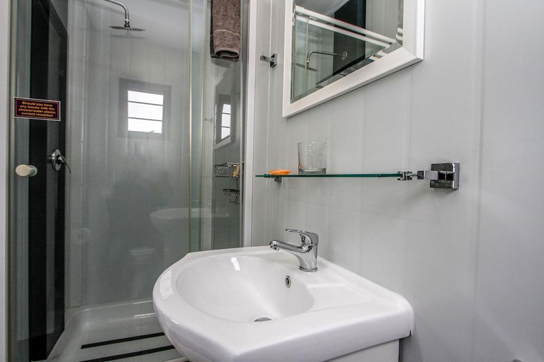 Bathroom 3, SleepOver Matoks, Capricorn