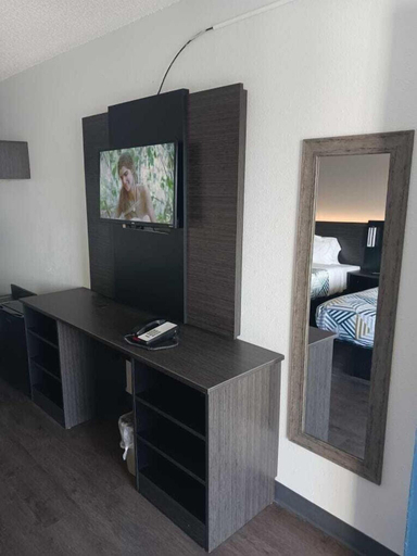 Bedroom 5, Hotel 465 By Regency, Indianapolis
