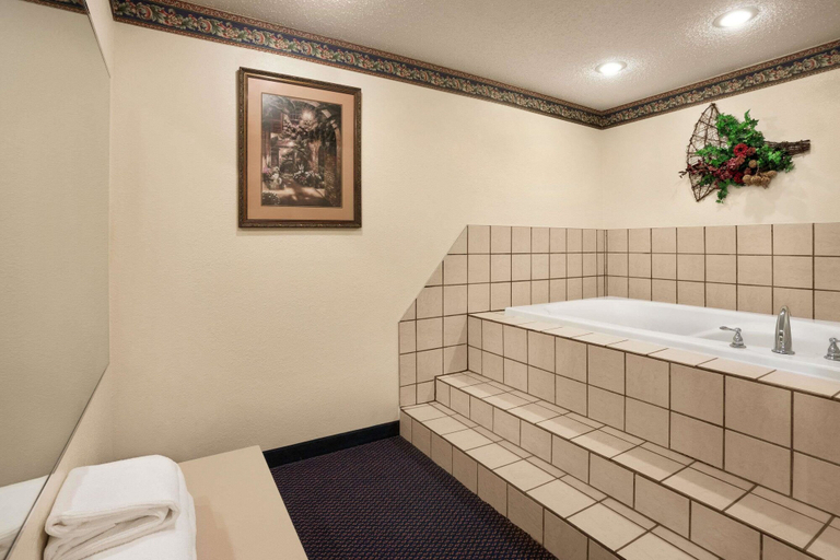Bathroom 5, Travelodge by Wyndham Fort Scott, Bourbon