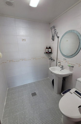 Bathroom, Geojeaeseoui Haru, Geoje