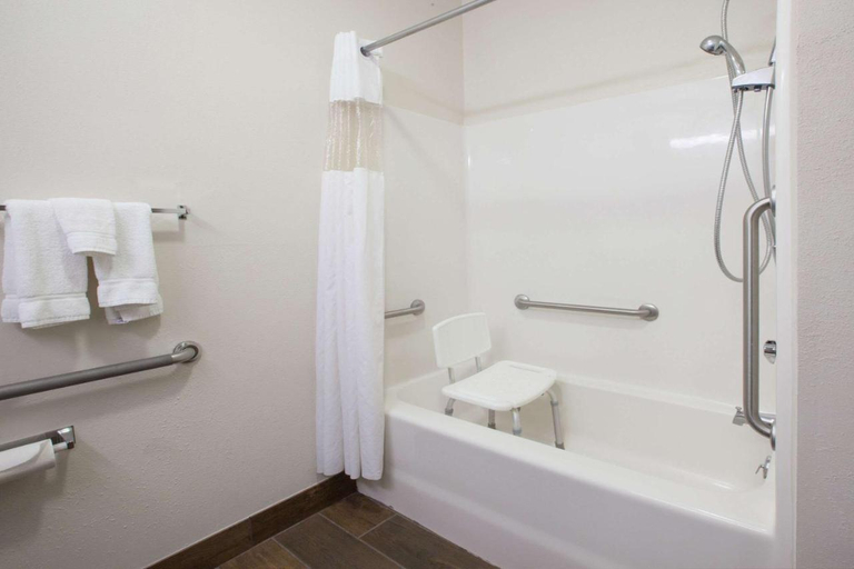 Bathroom 4, Baymont by Wyndham Auburn, De Kalb