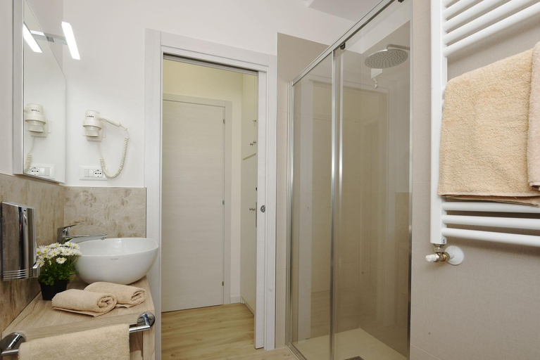 Bathroom 3, Comfortable Apartment Cavour Square, Brescia