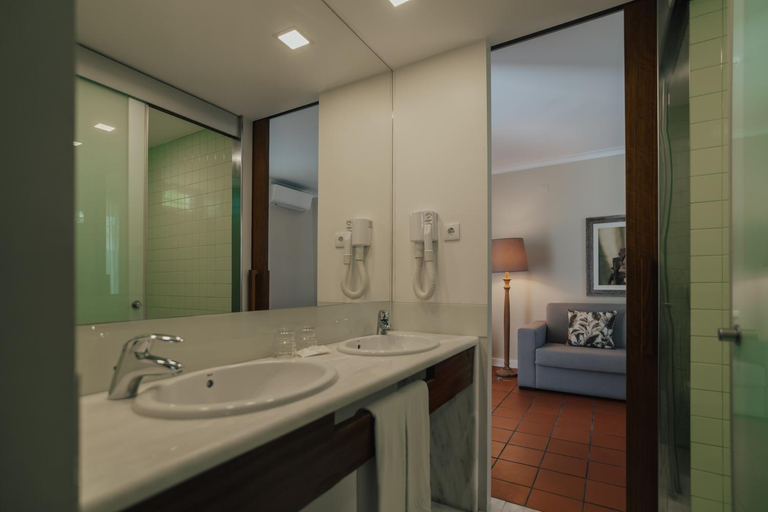 Bathroom 4, Quinta do Pinheiro Hotel E Eventos by Grupo Quinta dos Lagos, Nazaré
