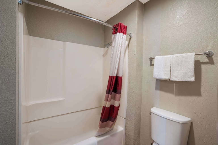 Bathroom 3, Econo Lodge Vallejo Fairgrounds, Solano