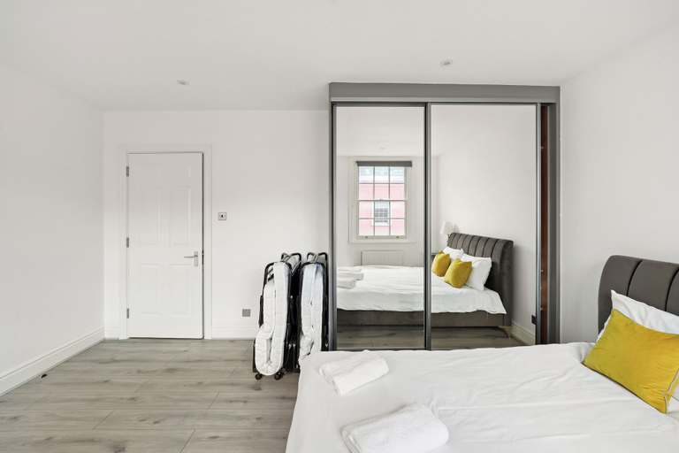 Room 3, Flat 3 Beauchamp Place, London