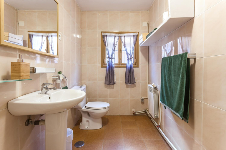 Bathroom 2, Albergue Sierra Norte, Madrid