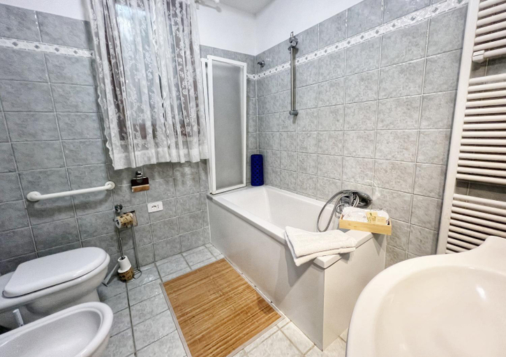 Bathroom 2, La Casa di Via Nervi, Roma