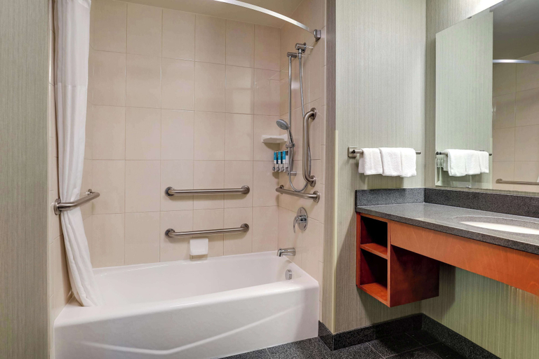 Bathroom 4, Drury Inn & Suites Grand Rapids, Kent