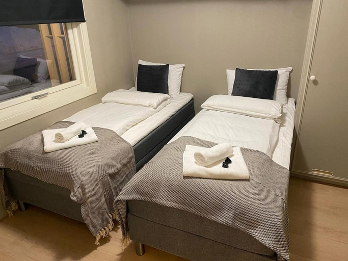 Bedroom 2, Big central house, free parking, wifi, 3 bedrooms, Narvik