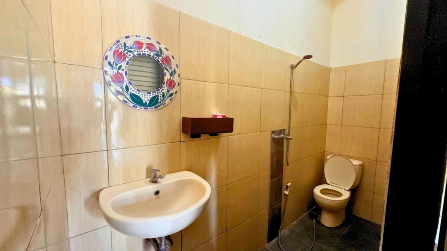 Bathroom 5, Regina Guest House, Gianyar