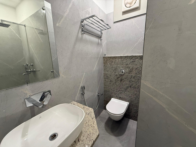 Bathroom 5, Vallabh Villas Guest House, Varanasi