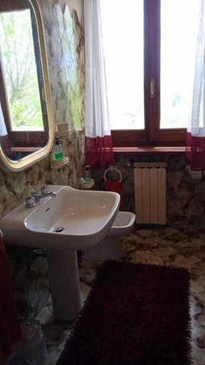 Bathroom 5, La Pennica B&B, Massa Carrara