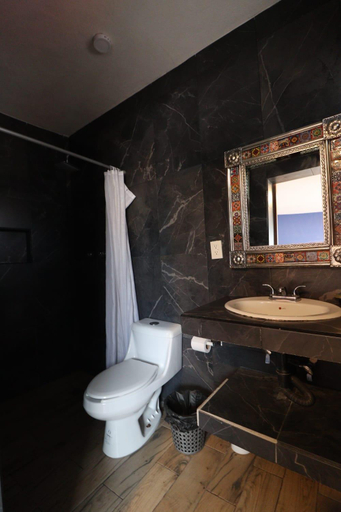 Bathroom 3, Casa Dos Fridas - Centro Guanajuato, Guanajuato