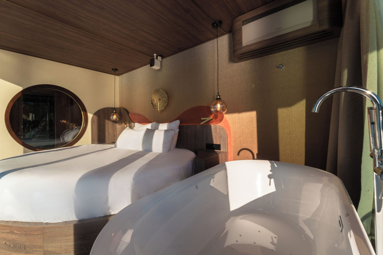Jetted tub, L'Escale Royale Torcy - Marne la Vallée, Seine-et-Marne