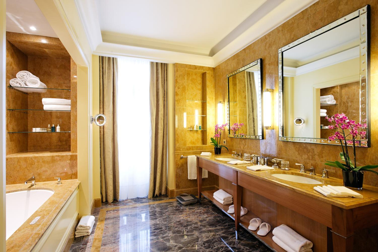 Bathroom 5, Hotel Le Plaza Brussels, Bruxelles