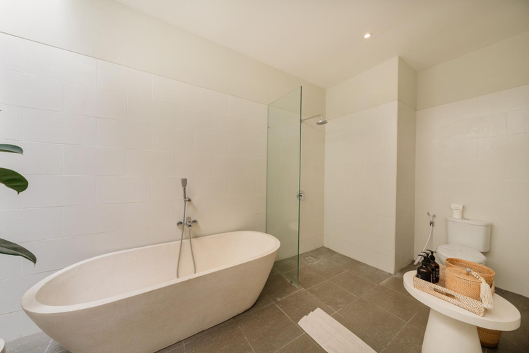 Bathroom 2, The Eclipse Villas - The Luxurious 2BR Private Pool Canggu Getaway, Badung