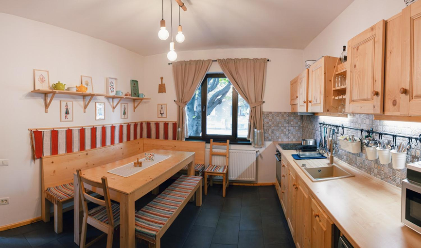 Others 3, Zozo Hostel, Brasov