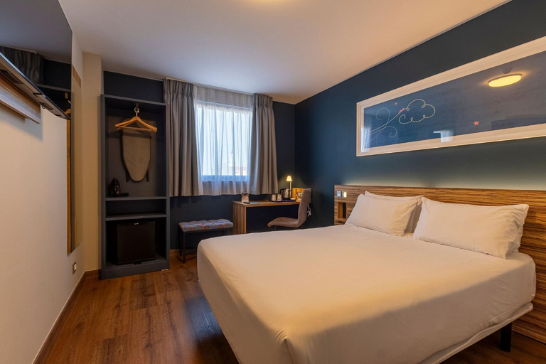 Bedroom 3, Travelodge Barcelona Poblenou, Barcelona
