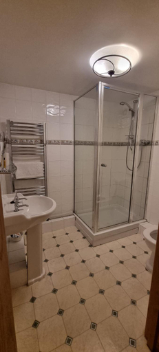 Bathroom 3, Brynderwen Barn, Powys