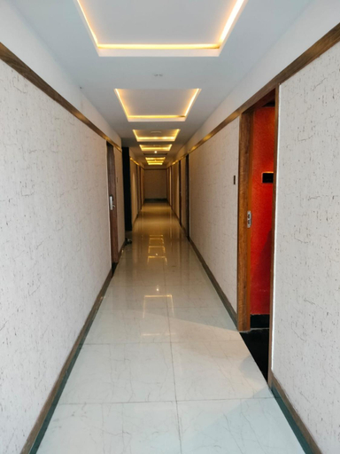Others 3, hotel blak and wite, Visakhapatnam