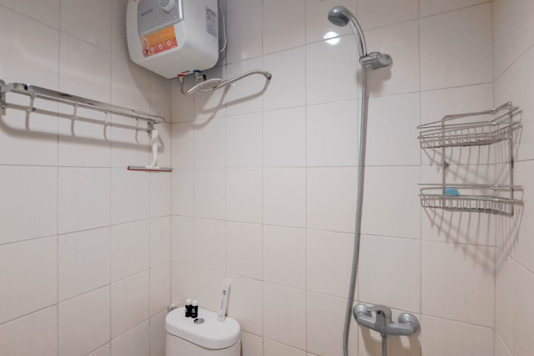 Bathroom 5, Modern and Comfy 2BR Apartment Mekarwangi Square Cibaduyut By Travelio, Bandung