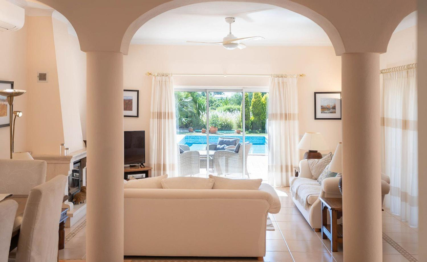 Others 3, Gramacho · Immaculately Presented Villa With P, Lagoa