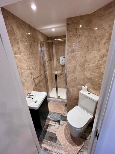 Bathroom 2, Dalston Luxe Studios (3 Miles away from Liverpool Train Station), London