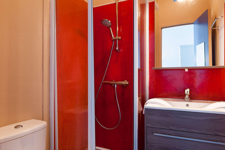 Bathroom 4, The Originals Access, Hôtel Corinna, Royan, Charente-Maritime