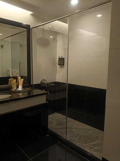 Bathroom 5, Imperial, Miri
