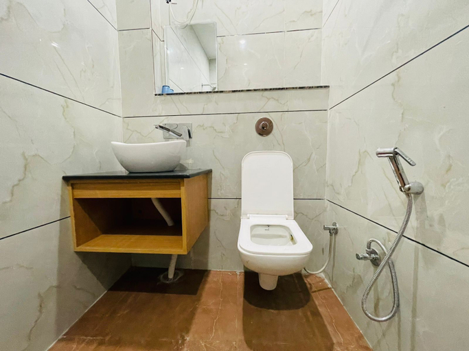 Bathroom 5, Hotel Pilgrim Near Golden Temple, Amritsar