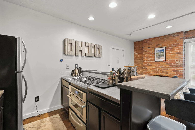 Private kitchen 5, Short North Lounge Stay for 2, Franklin
