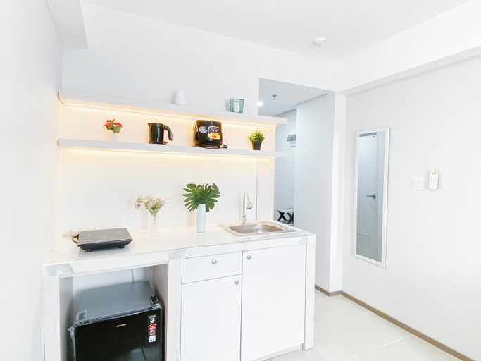 Private kitchen 3, Warm Neutral Studio Room At Meikarta Apartment, Cikarang