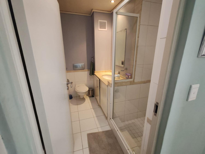 Bathroom 4, Lagoon Beach Hotel Apartments, City of Cape Town