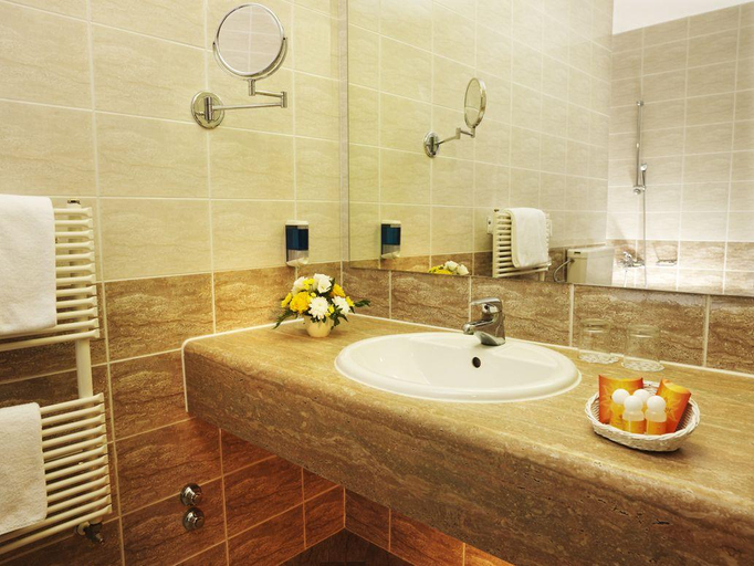 Bathroom 5, Hotel Neptun - LifeClass Hotels & Spa, Piran