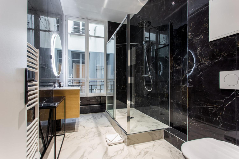 Shower 2, My Paris Apartments - Champs Elysees, Paris