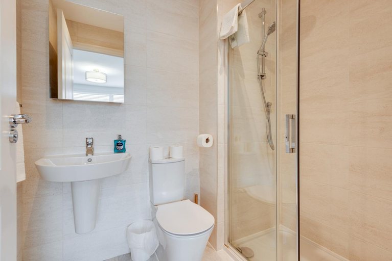 5, Stylish 4-BR House with 3 Ensuite & Free Parking, Oxfordshire
