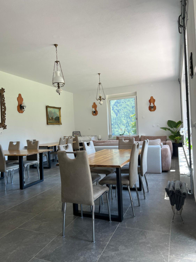 Food & Drinks 4, Gaj pod brezami, Luce