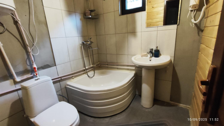 Bathroom 5, Gaul Gavkhe Hotel, Mestia