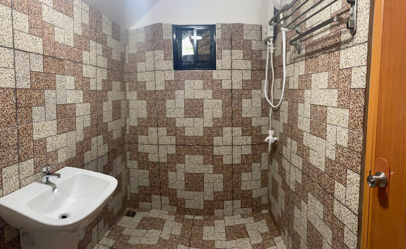 Bathroom 3, A&C Aquino Guesthouse, Moalboal