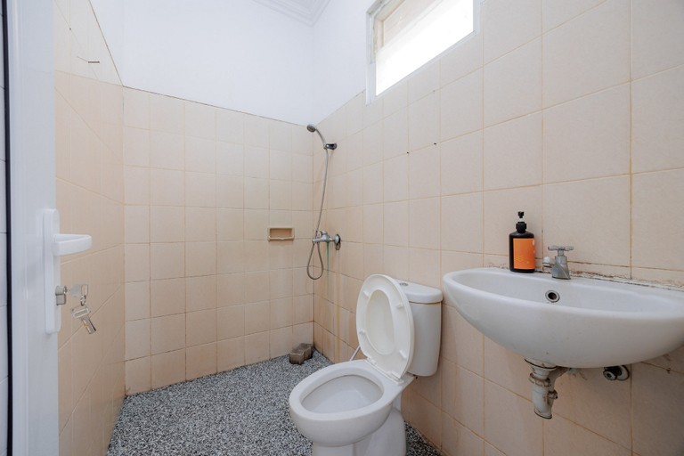 Bathroom 3, RedDoorz near Siloam Karawaci 3, Tangerang