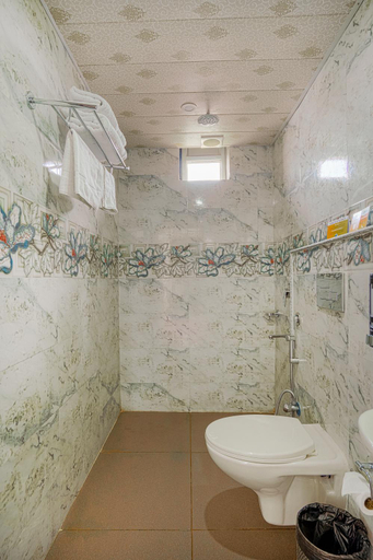 Bathroom 4, Aliza Inn And Suites, Kangra