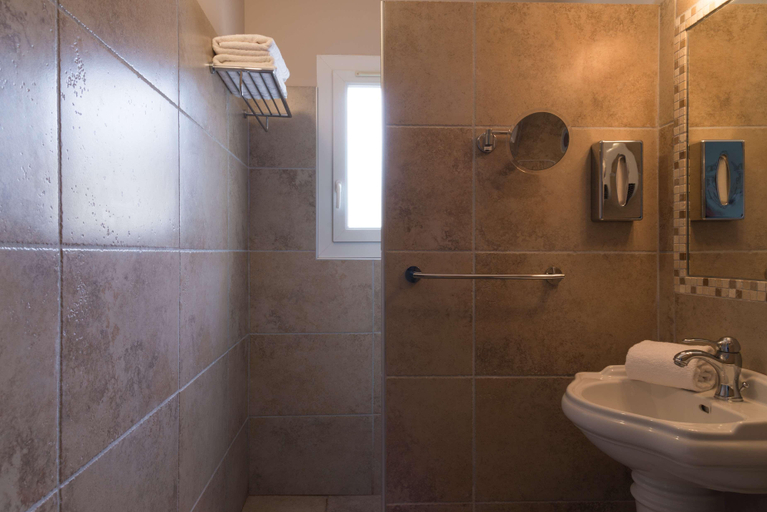 Bathroom 4, The Originals Boutique, Hôtel du Parc, Cavaillon, Vaucluse