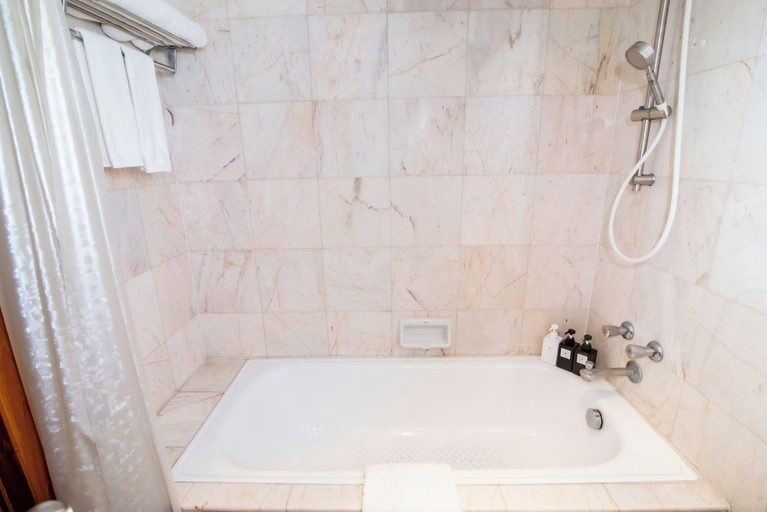 Bathroom 5, Town In Town Hotel Bangkok, Wang Thonglang