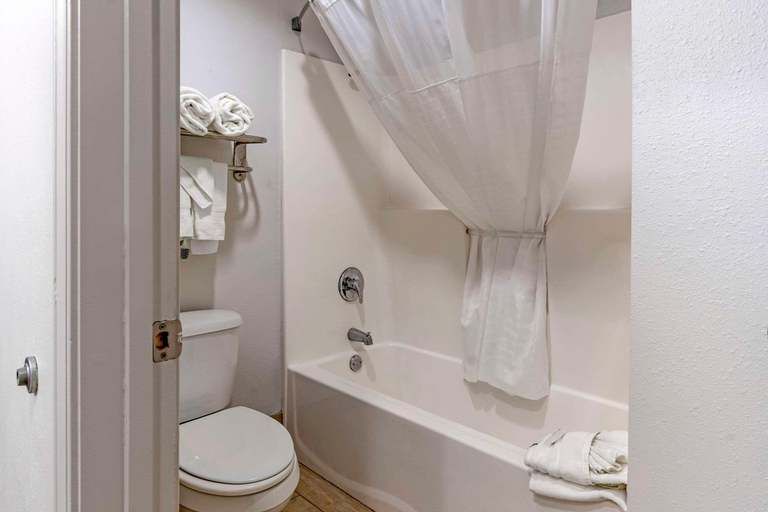 Bathroom 5, Comfort Inn & Suites Shelbyville, Shelby